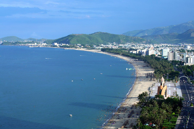 Khu bất động sản nghỉ dưỡng ven biển với nhiều tòa nhà nằm cạnh mặt biển xanh.