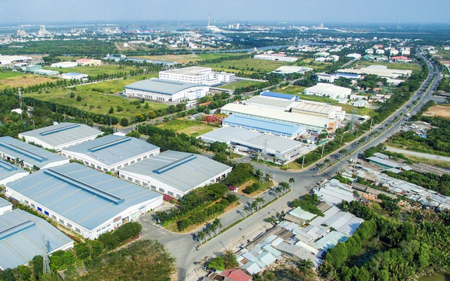 Ảnh chụp toàn cảnh một khu công nghiệp gồm nhiều kho xưởng nằm xen kẽ giữa những khu vườn xanh