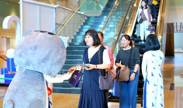 Nhân viên Công ty Cổ phần Nhà ga Quốc tế Cam Ranh chào đón hàn‌h khách của Air Seoul