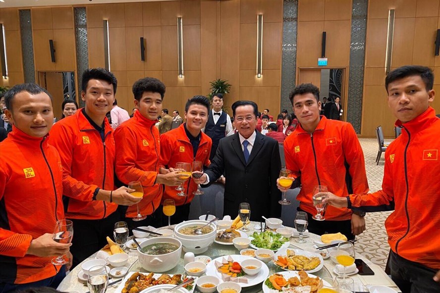 Ông Lê Văn Kiểm chúc mừng các tuyển thủ U22 Việt Nam xuất sắc giành huy chương vàng SEA Games 30.