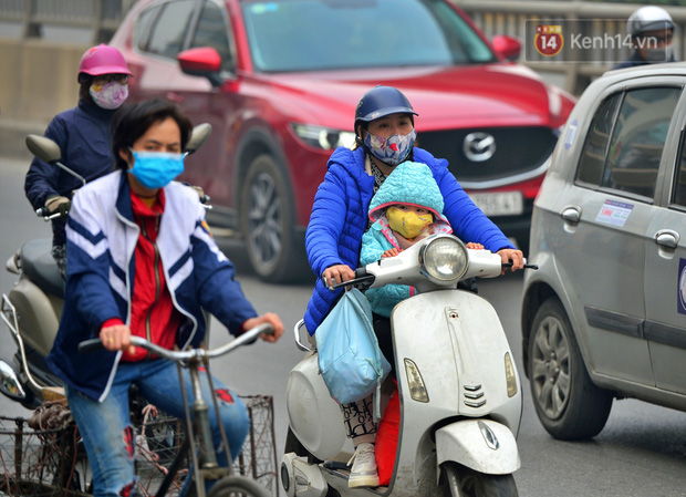 Không khí Hà Nội tiếp tục ô nhiễm nghiêm trọng khiến nhiều người phải thốt lên đầy hoang mang: Không muốn bước ra đường luôn - Ảnh 12.