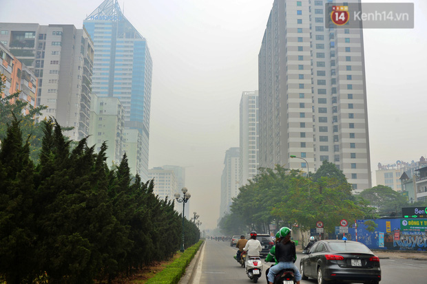 Không khí Hà Nội tiếp tục ô nhiễm nghiêm trọng khiến nhiều người phải thốt lên đầy hoang mang: Không muốn bước ra đường luôn - Ảnh 13.