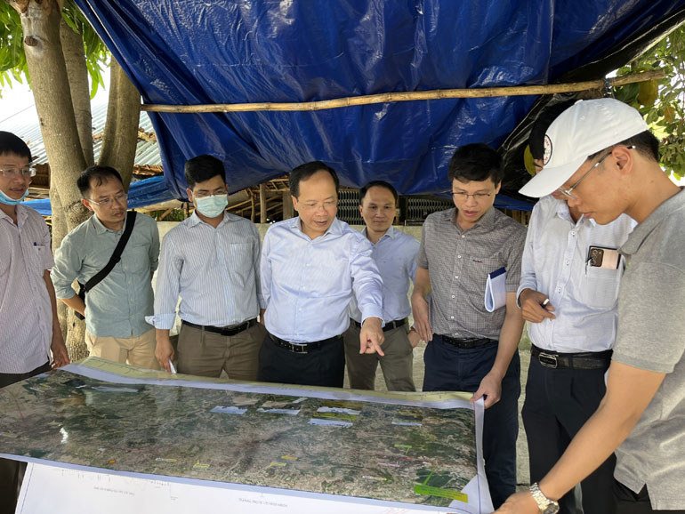 Đoàn công tác của Bộ GT-VT kiểm tra hiện trường Dự án đường bộ cao tốc Bắc - Nam phía Đông tại huyện Tuy An.
