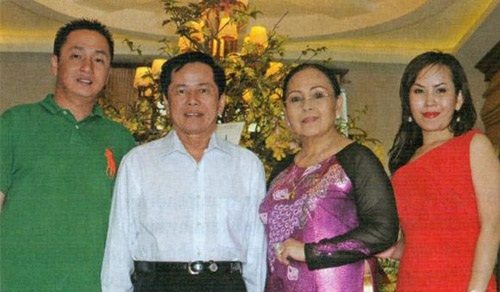 Doanh nhân, đại gia Lê Văn Kiểm và vợ là bà Trần Cẩm Nhung cùng 2 người con.