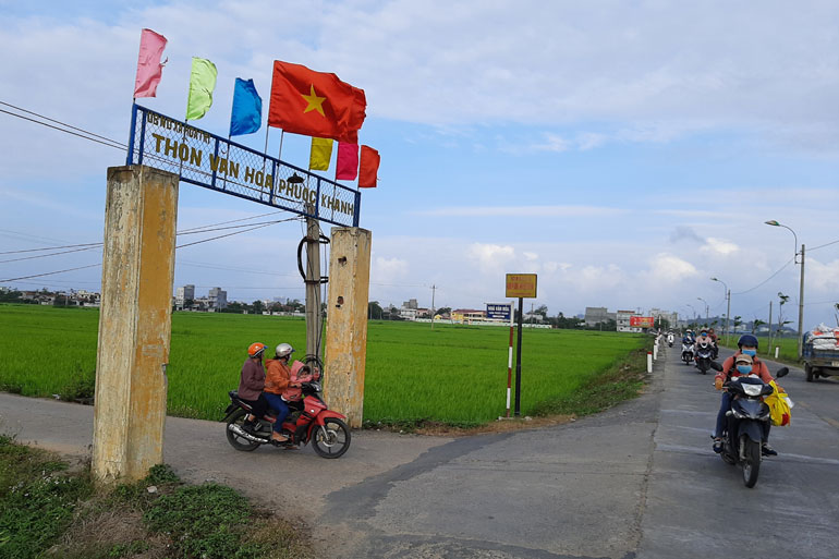Cánh đồng ở thôn Phước Khánh, xã Hòa Trị, nơi diễn ra tình trạng mua bán, sang nhượng đất ruộng khá rầm rộ thời gian gần đây. Ảnh: TRUNG HIẾU