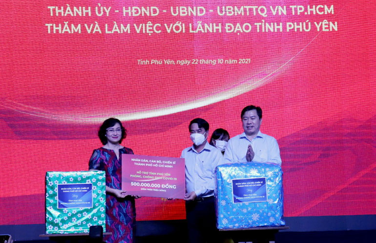 Lãnh đạo tỉnh tiếp nhận món quà của TP Hồ Chí Minh hỗ trợ công tác phòng, chống dịch.