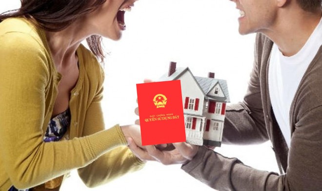 2 vợ chồng cùng cầm trên tay mô hình ngôi nhà và cuốn sổ đỏ nhà đất