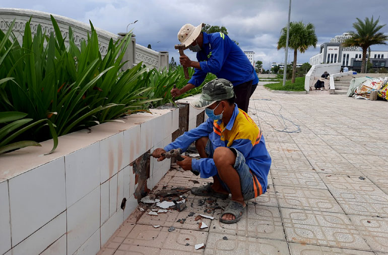 Đơn vị thi công công viên Thanh thiếu niên thành phố cử công nhân đến sửa chữa một số vị trí Hồ điều hòa Hồ Sơn hư hỏng.