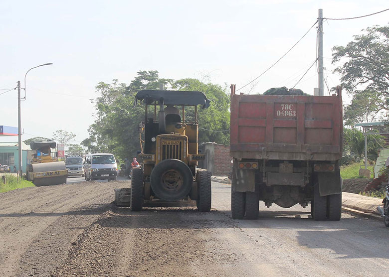 Tranh thủ thời tiết nắng ráo, nhà thầu tổ chức thi công nền đường quốc lộ 25 đoạn qua huyện Phú Hòa